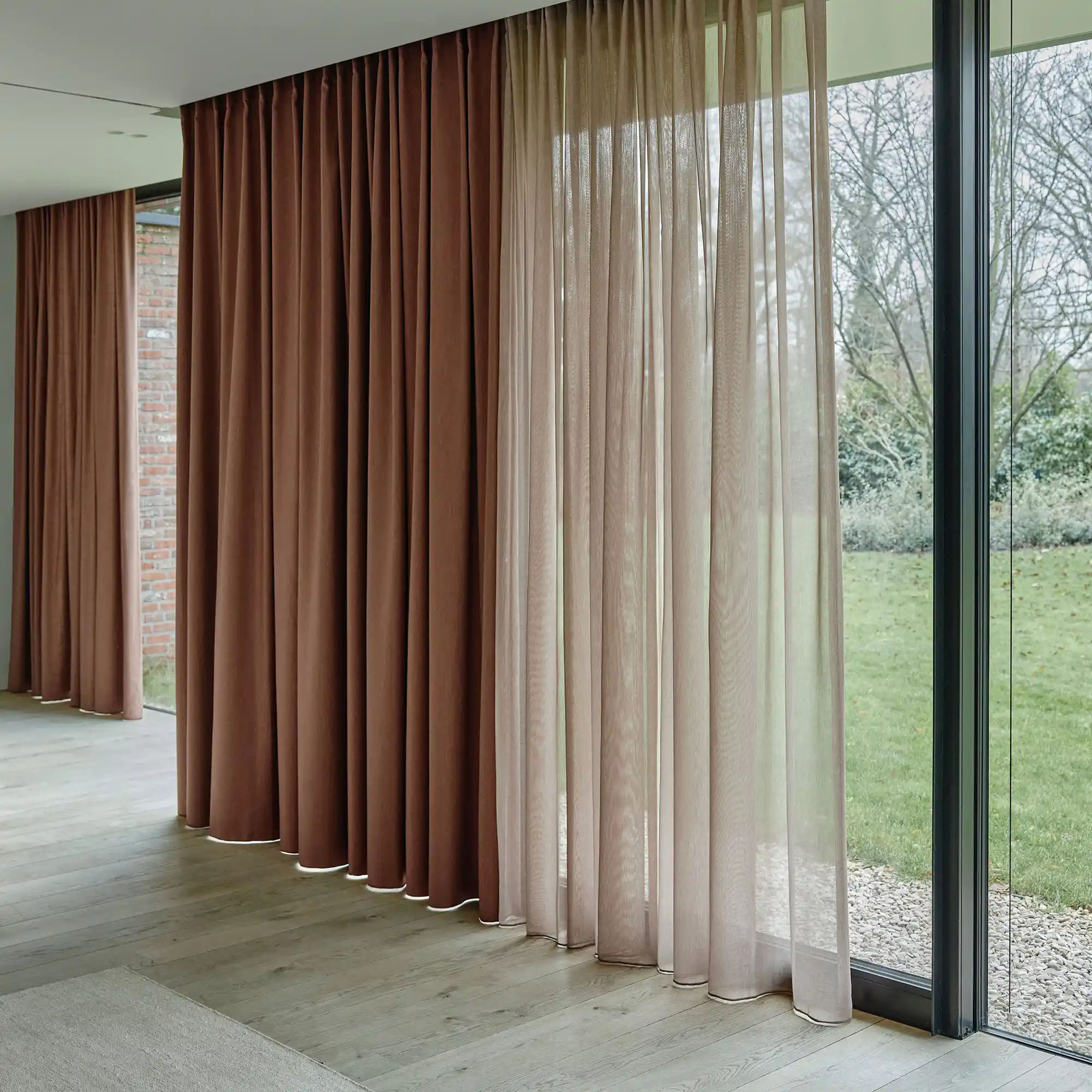 VIJG 10 combines airy elegance with functional design. Made of 100% polyester, 325 cm wide, 244 g/m² weight, this sheer shade offers in-between transparency, soft light diffusion, 5/8 lightfastness, minimal shrinkage, and pleated blind compatibility.